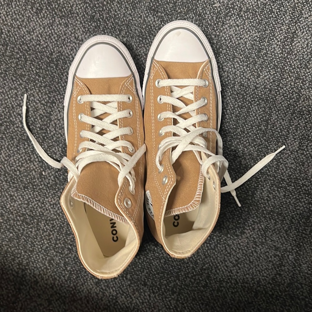 Tan converse
